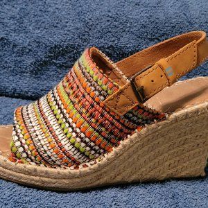*Nearly New* Ladies size 5 TOMS healed wedges...soooo cute and colors pop!